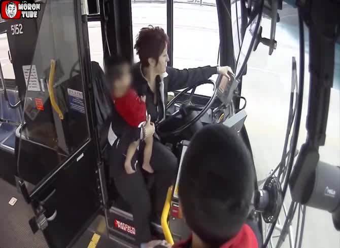 Video :A bus driver in Milwaukee saves a crying infant who was straying on the street barefoot